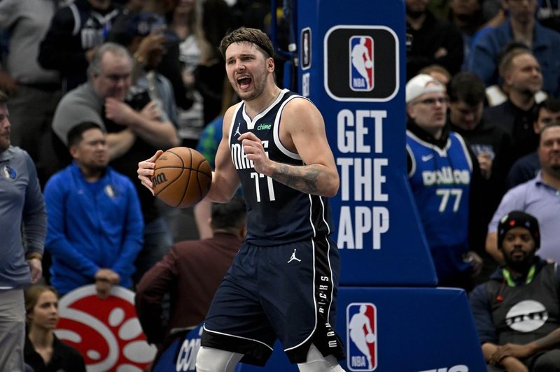 Dončić si je med tekmo zvil gleženj, ampak ostal v igri in popeljal Dallas še do zmage nad LA Lakers (foto: Profimedia)