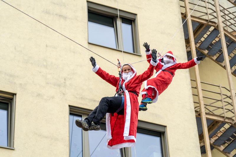 Božički se bodo spustili s strehe Klinike za pediatrijo in razveselili bolne otroke (foto: Mediaspeed/Matjaž Vertuš)