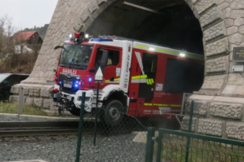 To ni fotomontaža: več kot dva milijona evrov vredno novo reševalno vozilo lahko vozi tudi po tirih (foto: Gov.si)