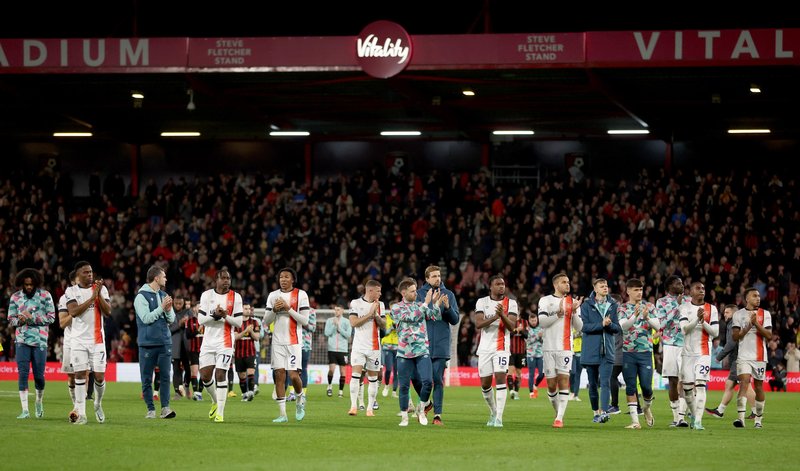 Igralci Luton Towna in Bournemoutha so zaploskali navijačem, ko so odhajali s stadiona, saj po padcu Lockyerja niso želeli več igrati.