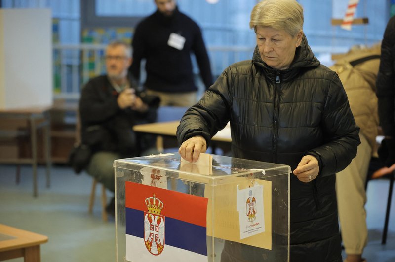 Kako so v Beogradu "kupovali glasove": poglejte, kaj vse se je dogajalo v Areni (VIDEO) (foto: Profimedia)