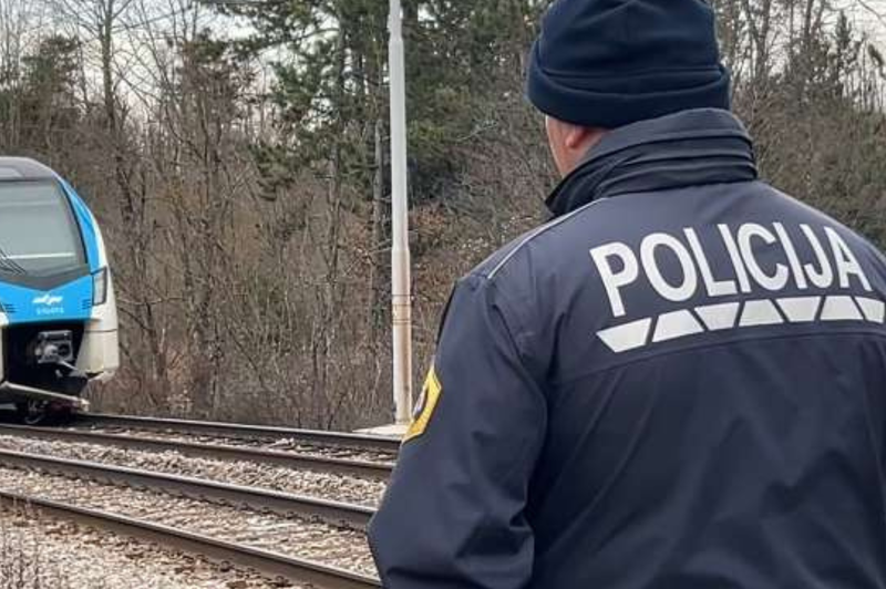 Tragedija pri Postojni: znano je, kakšne poškodbe sta utrpela huje poškodovana delavca iz skupine, v katero je trčil vlak (foto: STA)