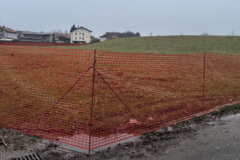 Zemljišče v ljubljanskih Dravljah že zagradili, a začetka gradnje Regentovega kvarta še ne bo (foto: Uredništvo)