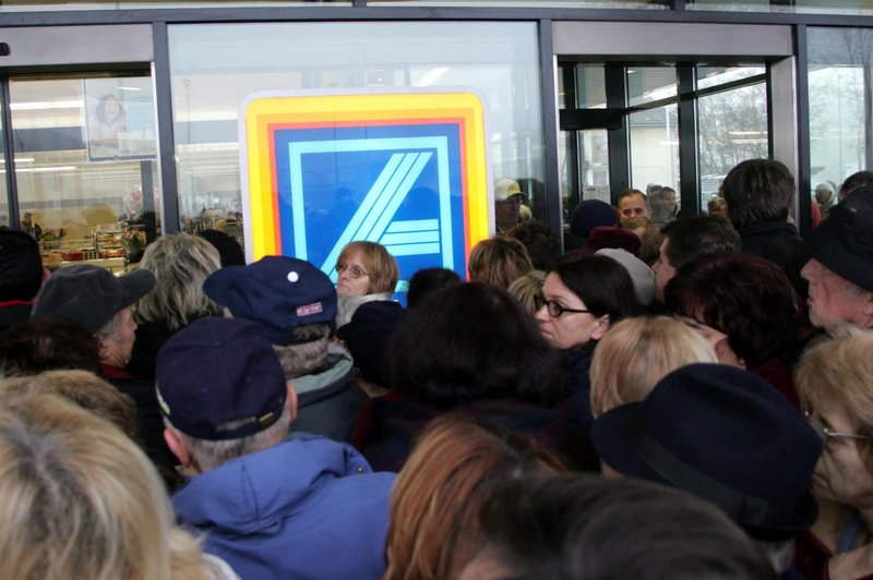 Pohitite z nakupi: trgovine bodo več dni zaprte (foto: Tina Kosec/Bobo)