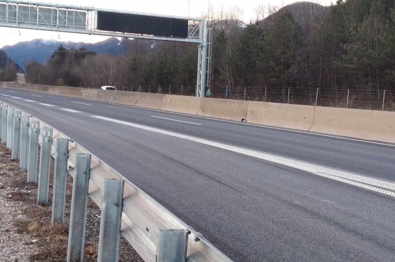 Lahko bi se končalo tragično: to je otrok počel na odseku avtoceste, kjer dnevno prihaja do trčenj (FOTO) (foto: Facebook/Zavetišče Horjul)