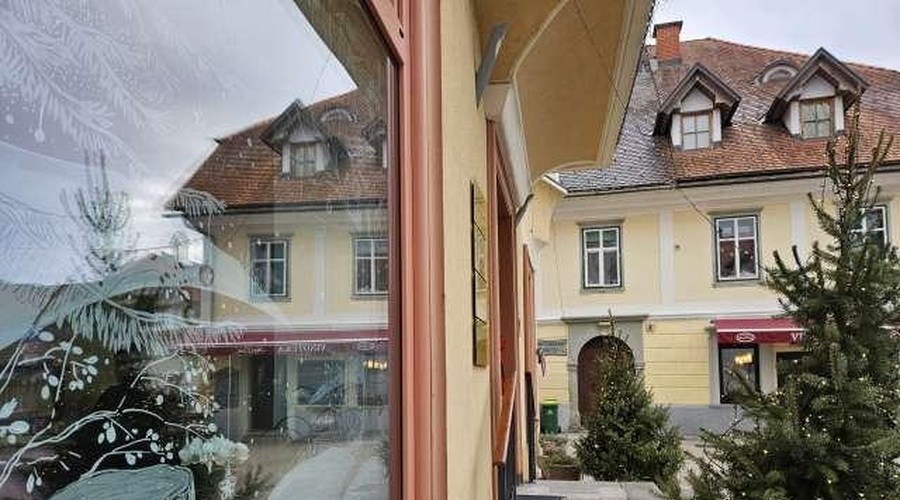 Radovljica v prazničnem decembru izstopa: namesto na lučke stavijo na ... (FOTO) (foto: STA/Tinkara Zupan)