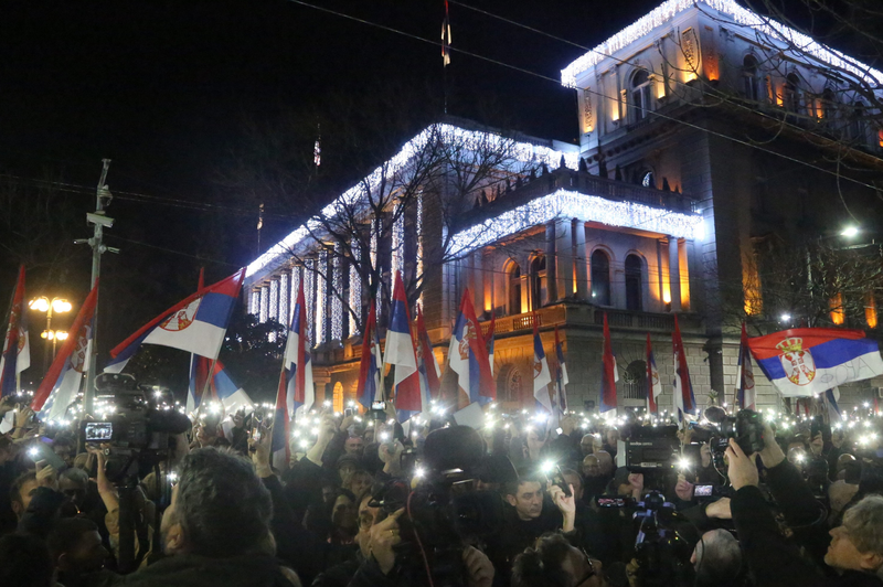 Na božični večer v Beogradu izgredi: zbralo se je več tisoč ljudi, ki so razbili okna in hoteli vdreti v mestno hišo (foto: Profimedia)