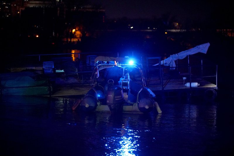 Konec veselja: potonil je splav, na katerem je več sto ljudi uživalo na koncertu (FOTO) (foto: Bobo)