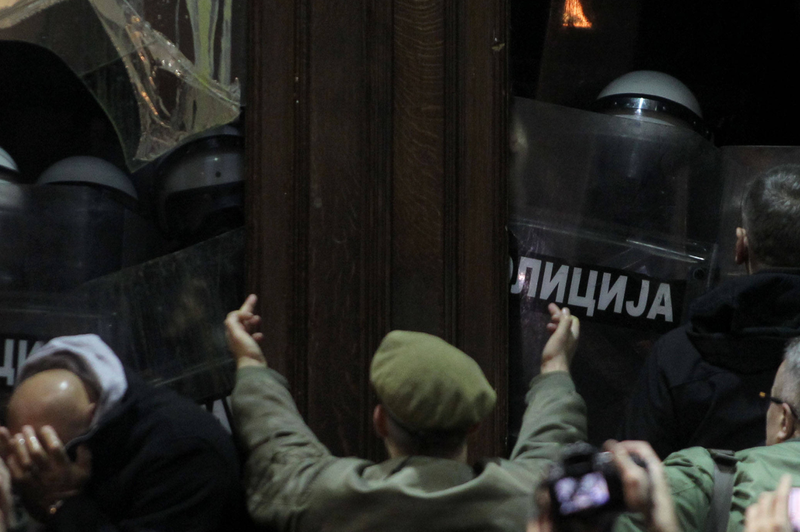 V Beogradu tudi na božični dan protivladni protesti: na ulicah so študentje, opozicija pojasnjuje, kdo je kriv za nasilne izgrede (foto: Profimedia)