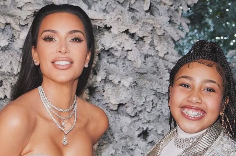 Hči Kim Kardashian na božični večer nosila prav posebno oblačilo (vam je znano?) (foto: Instagram/Kim Kardashian)