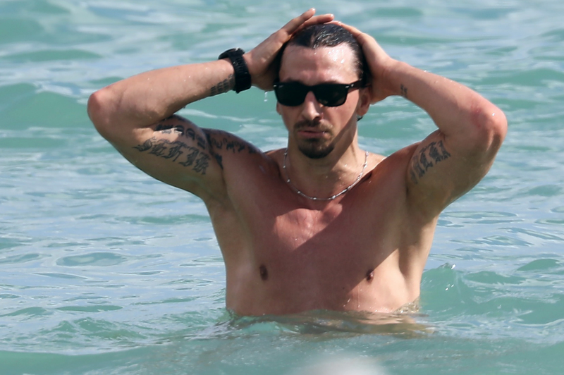 FOTO: Zlatan na plaži navdušil z mišicami in nogometnim znanjem, toda ali ste že videli njegovo ženo?! (Stara je 53 let!) (foto: Profimedia)