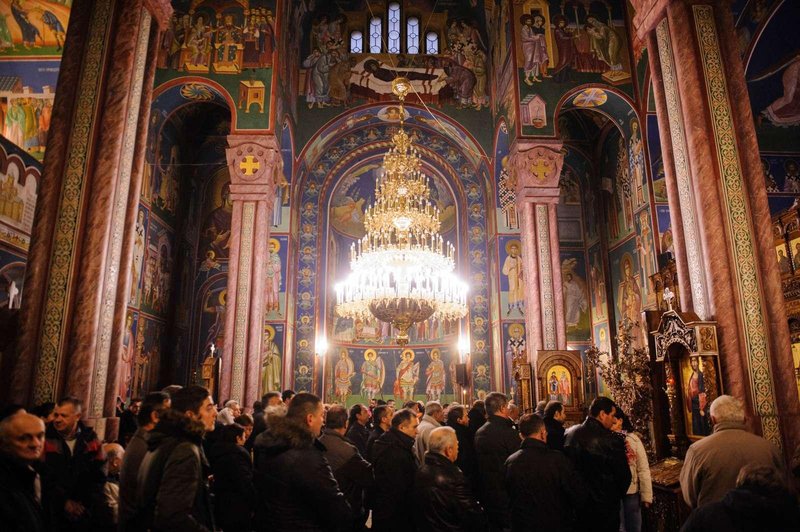 Pravoslavni verniki praznujejo božič (foto: STA/Nebojša Tejić)