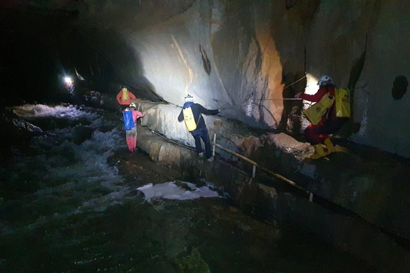 Reševanje ujete slovenske družine v Križni jami postaja vse težje: "Na mizi je več možnih scenarijev" (FOTO in VIDEO) (foto: Facebook/Jamarska reševalna služba)