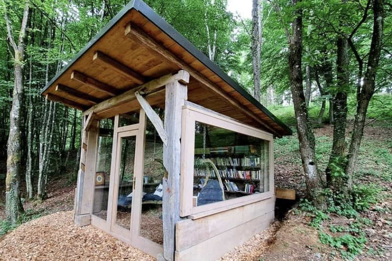 Osupljivo gozdno zatočišče, ki jemlje dih (nahaja se v Sloveniji, vstop pa je prost za vse!) (foto: Facebook/Little Free Libraries)