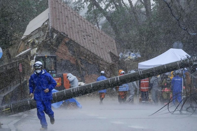 Število smrtnih žrtev strmo narašča, reševalci se zdaj borijo še proti naravi (FOTO) (foto: Profimedia)