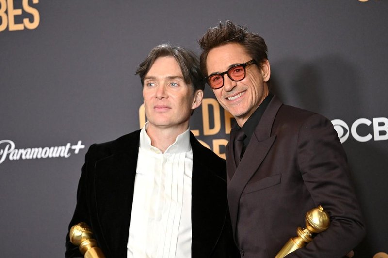 Igralca Cillian Murphy ter Robert Downey Jr., ki sta dobila zlati globus za nastop v filmu Oppenheimer. (foto: Profimedia)