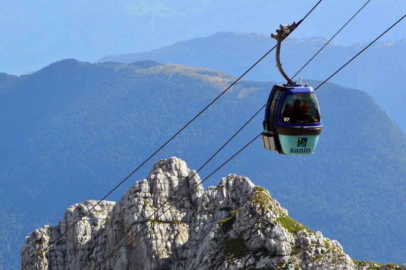 Nesreča na kaninski gondoli: deset metrov visoko sta obviseli 2 osebi (foto: Janko Humar/Bobo)