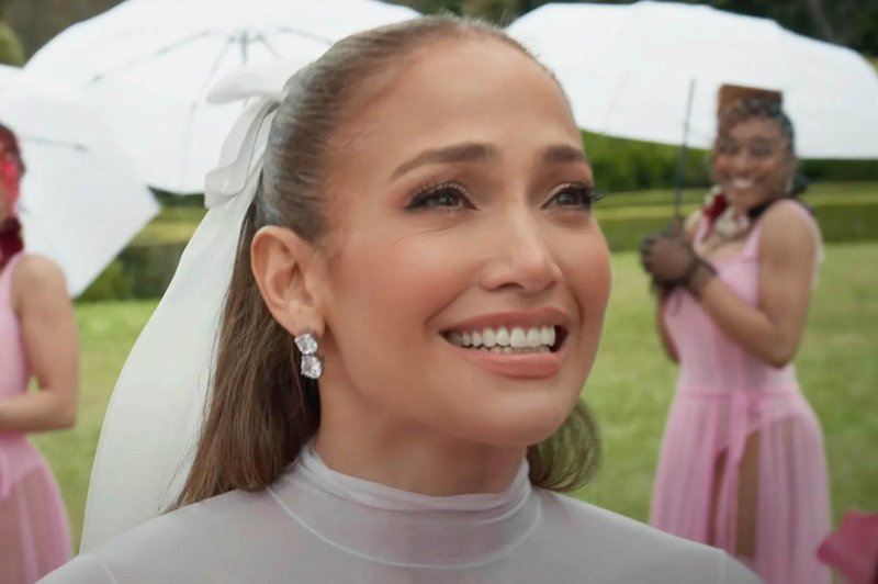 Preveč provokativno? Jennifer Lopez v nenavadni obleki, ki buri domišljijo (foto: Profimedia)