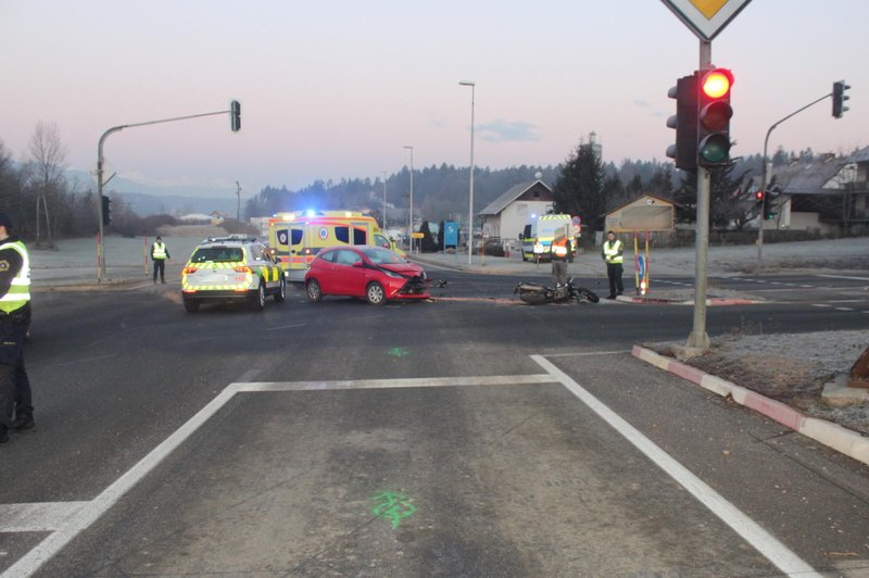 Kar dve nesreči v roku pol ure: v eni nastradal voznik osebnega vozila, v drugi pa motorist (foto: PU Kranj)