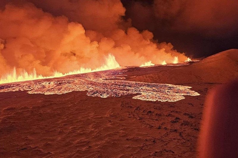 Grozljive razmere na Islandiji, lava dosegla hiše in se razliva po ulicah (VIDEO) (foto: Profimedia)