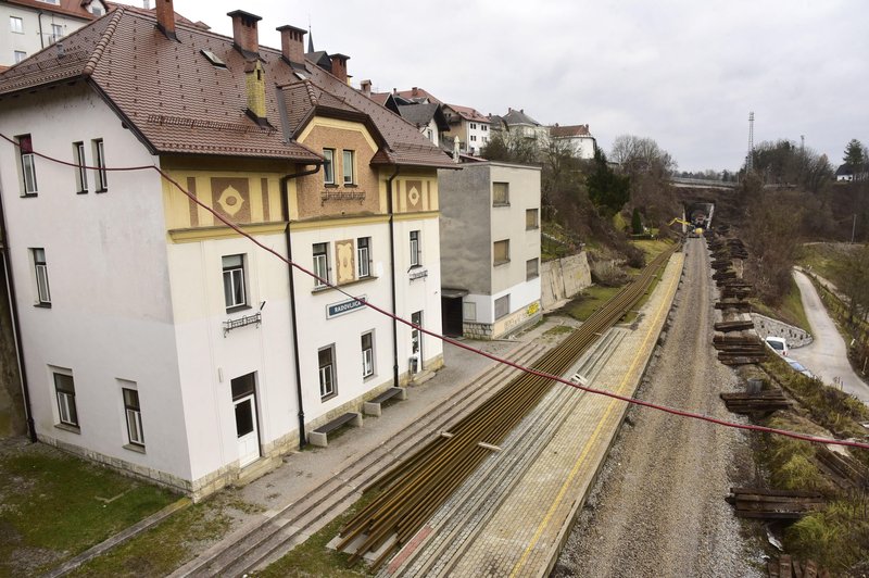 Občan na železniški postaji v Radovljici preprečil najhujše (foto: Bobo)