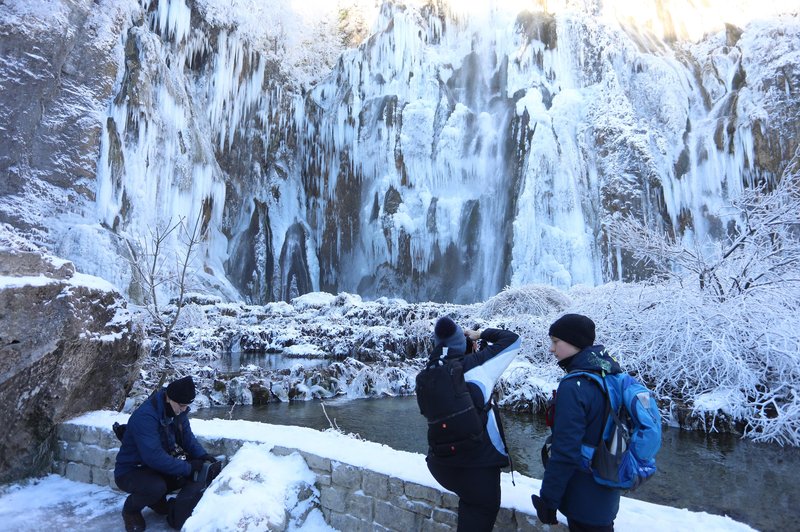 Osupljivi zimski prizori čisto blizu nas, turisti se niso mogli nagledati ledenega kraljestva (FOTO) (foto: Kristina Štedul Fabac/Pixel/Bobo)