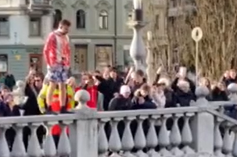 VIDEO: Priljubljeni radijski voditelj izpolnil obljubo in pred navdušeno množico skočil v ledeno Ljubljanico (foto: Uredništvo)