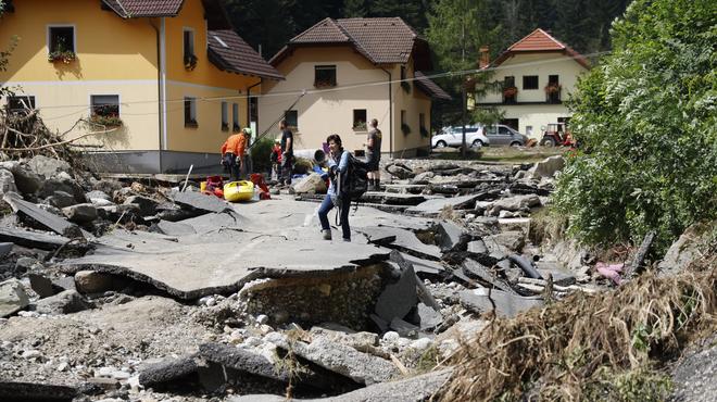 Izdan prvi paket odločb za povrnitev škode v poplavah: kdo je upravičen do povračila škode v višini 37 milijonov evrov? (foto: Borut Živulović/Bobo)