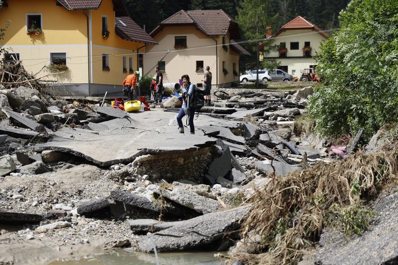 Izdan prvi paket odločb za povrnitev škode v poplavah: kdo je upravičen do povračila škode v višini 37 milijonov evrov? (foto: Borut Živulović/Bobo)