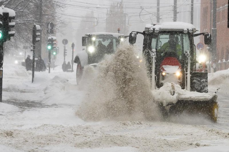 Si predstavljate, da bi bilo tako pri nas?! Avtomobili skriti pod gromozanskimi kupi snega, na termometru pa ... (VIDEO) (foto: Profimedia)