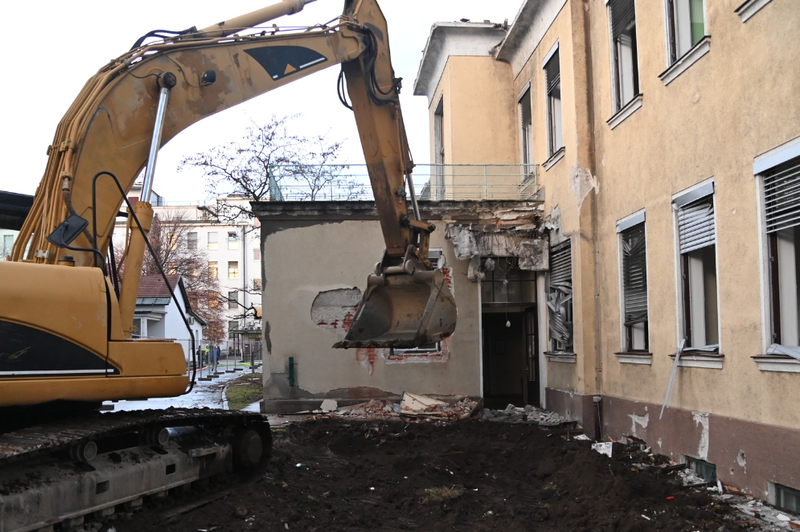 Rušenje infekcijskega oddelka UKC Maribor: "Upamo, da se bo gradilo novo tako hitro, kot se ruši staro" (foto: Posnetek zaslona/Facebook profil UKC Maribor)