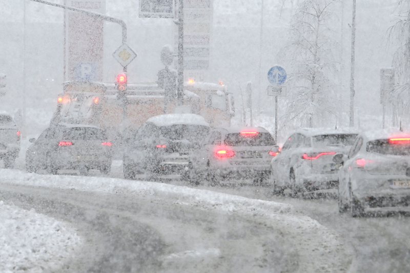 Več deset prometnih nesreč, podrta drevesa, vozniki, ki ne upoštevajo navodil: sneženje po državi povzroča velike težave (foto: Žiga Živulovič jr./Bobo)