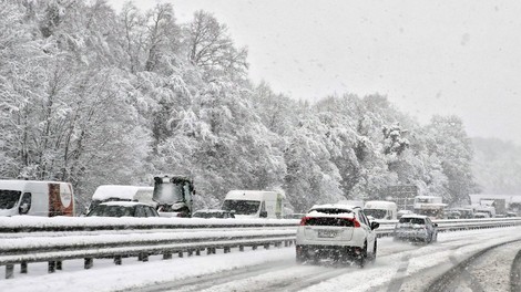 Pozor! Ceste zaprte zaradi snežnih razmer, zamude tudi v železniškem prometu