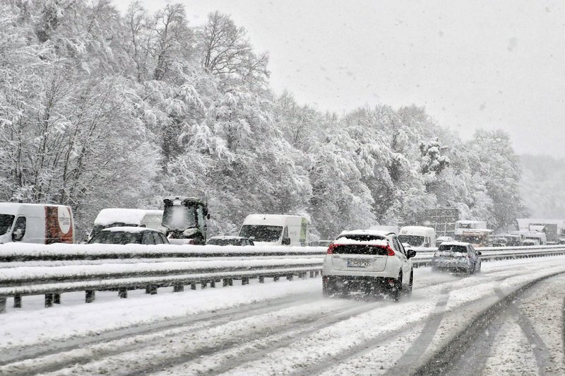 Pozor! Ceste zaprte zaradi snežnih razmer, zamude tudi v železniškem prometu (foto: Bobo)