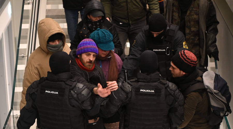 Ogorčenje po petkovih neredih v prestolnici: protestniki znova manifestirali svoj način uporabe skupnih javnih prostorov (foto: Žiga Živulović jr./BOBO)