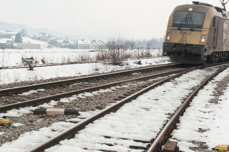 Kljub opozorilom strojevodje moški še naprej hodil ob železniških tirih: stik je bil neizogiben (foto: Žiga Živulović jr./BOBO)