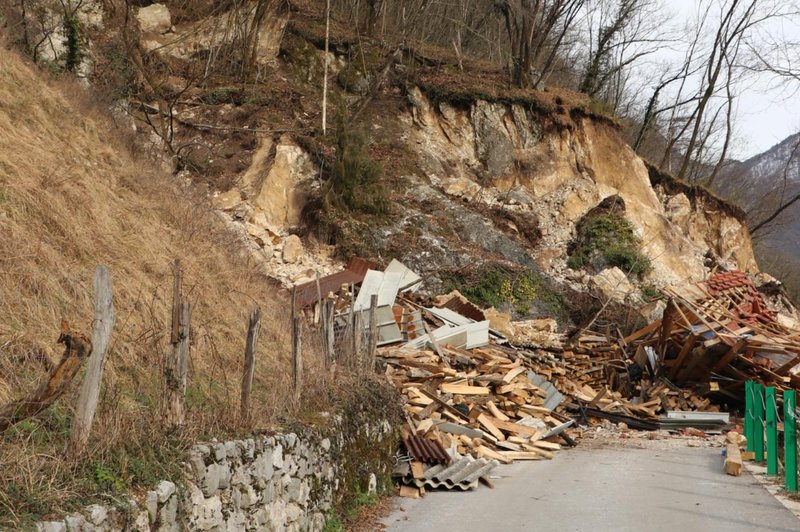 Plaz na Tolminskem terjal smrtno žrtev in od sveta odrezal očeta in sina, ki živita na kmetiji: po več dneh so le vzpostavili stik z njima (FOTO) (foto: Policijska uprava Nova Gorica)