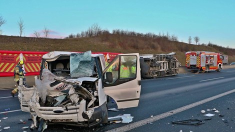 prometna nesreča avto kombi policija cesta