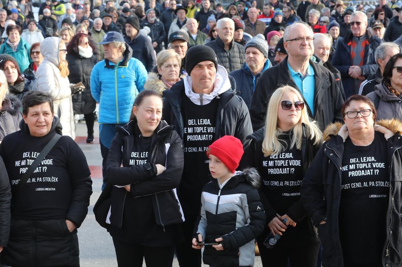 Le ena položnica do revščine: Velenjčani so šli na ulice zaradi cen ogrevanja (te so šle v nebo) (foto: Bobo)