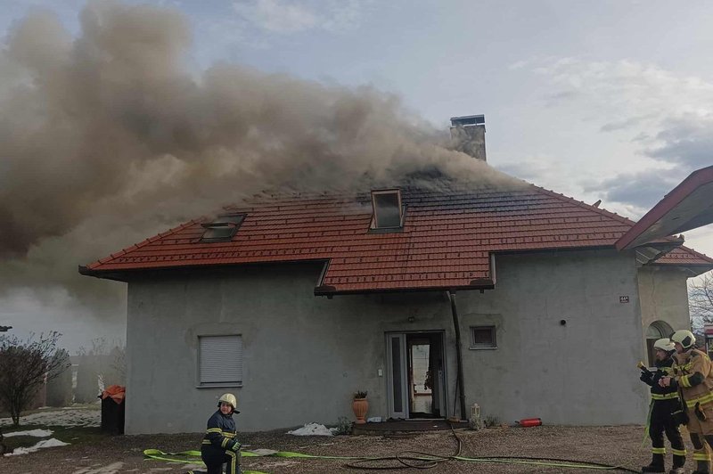 FOTO: Zagorelo v stanovanjski hiši, na kraj nesreče prihiteli gasilci (foto: Facebook/PGD Talum Kidričevo)