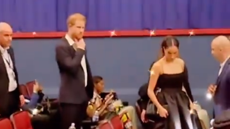 To pa je nerodno! Harryju in Meghan namenili sedeže v ozadju, vsi govorijo o njunem odzivu (VIDEO)