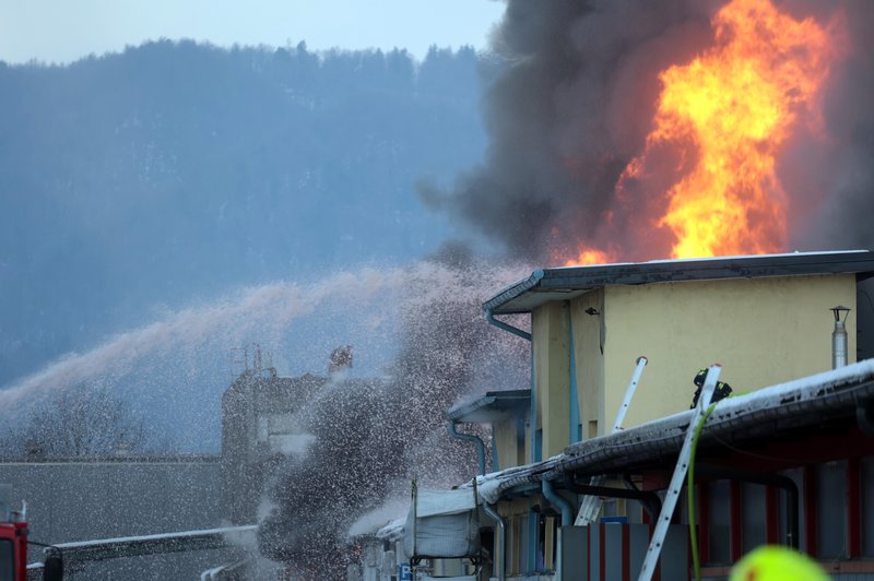 Gasilci še vedno bijejo bitko s posameznimi žarišči v Škofji Loki (zrak še vedno onesnažen) (foto: Borut Živulovič/Bobo)