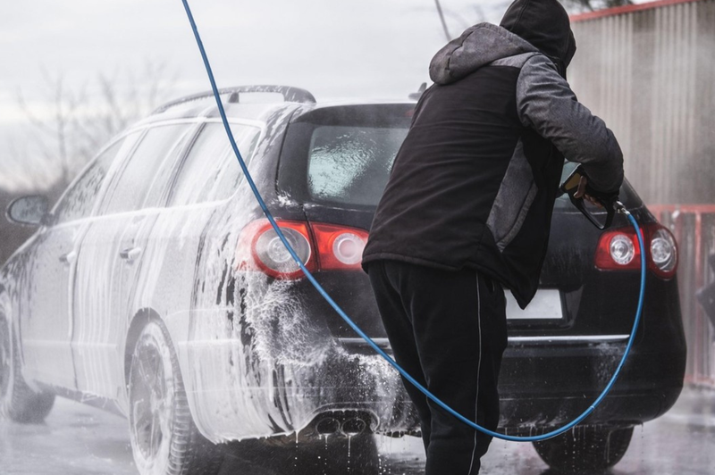 Zima ni izgovor za čist avto: to so razlogi, zakaj ga morate redno prati tudi v mrzlih mesecih (foto: Profimedia)