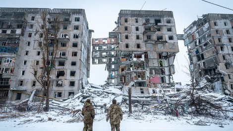 ukrajina vojska sneg ruševine