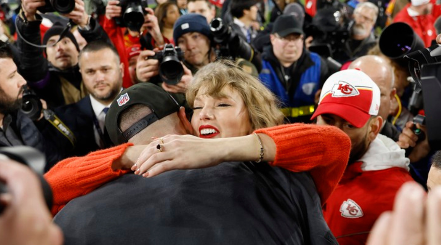 Taylor Swift po zmagi skočila fantu v objem: poljub, o katerem danes govori ves svet (VIDEO) (foto: Profimedia)