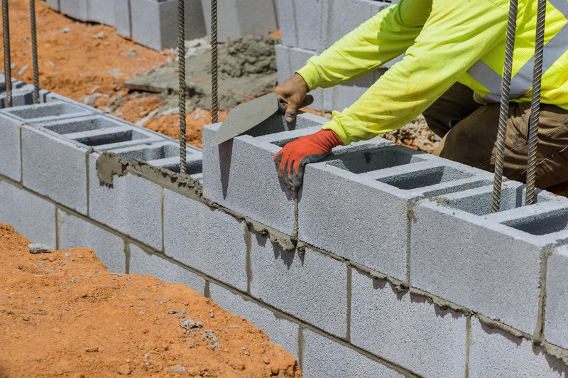 Sosedske zdrahe: kako visok je lahko zid, ki ga postavimo na meji s sosedovo parcelo? (foto: Profimedia)