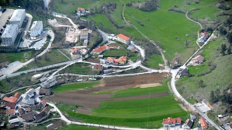 Mladoletne begunce v Postojni bodo selili z zamikom (kaj je razlog?)