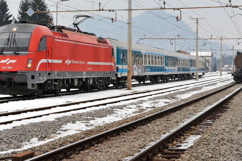 Če se v službo vozite z vlakom, pozor: zaradi del se obetajo zamude, nekje celo nadomestni avtobusni prevozi (foto: Žiga Živulović jr./BOBO)