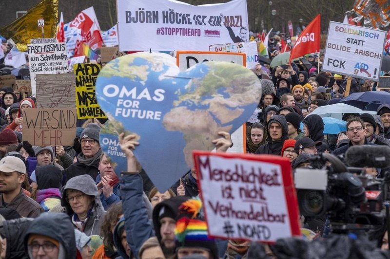 Po Berlinu se slišijo vzkliki na tisoče ljudi (foto: Profimedia)