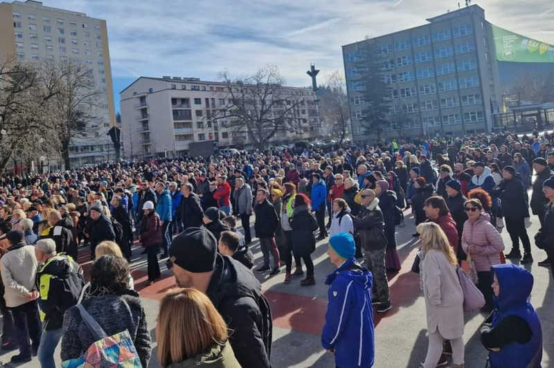 Množica protestnikov v Velenju pozivala proti visokim cenam ogrevanja: občina pripravlja ukrepe za pomoč občanom (foto: Facebook/Ljudska inciativa Velenje/Maja Kukovec)